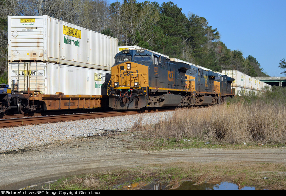 CSX 7007 heading south 